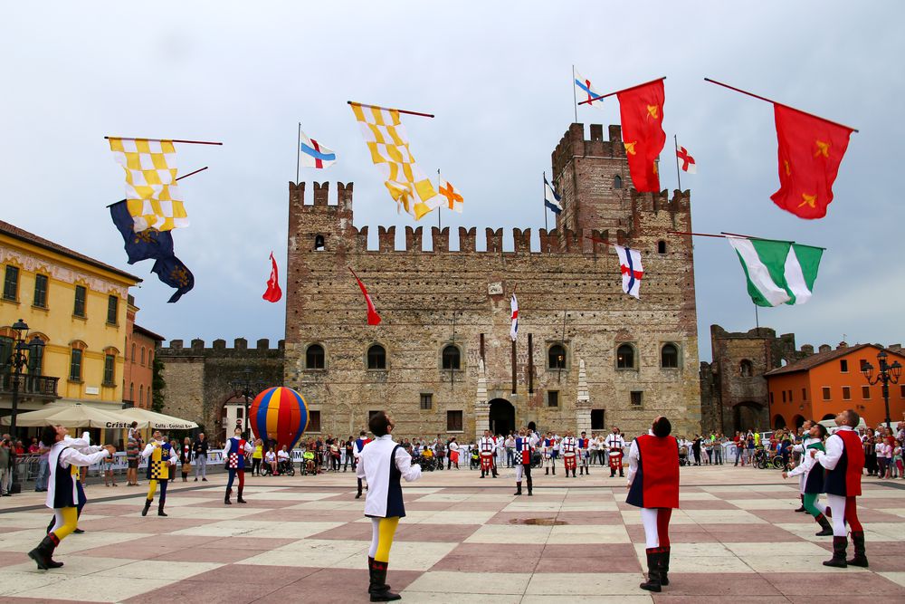Sbandieratori nella piazza degli scacchi