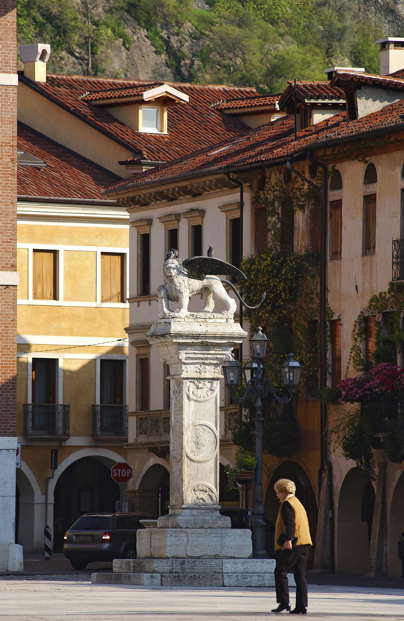 Mauro leone piazza castello sale